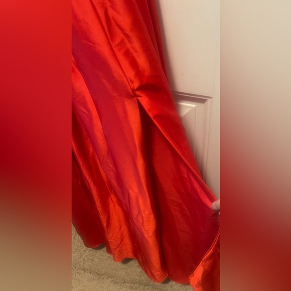 Mac Duggal Formal Gown 
Womens size 6 
NWOT 
Rosette Halter Chiffon Evening Gown - Picture 7 of 13